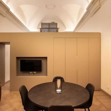 Design In Historical Palace * ボローニャ